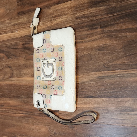 Guess wristlet - Picture 1 of 3